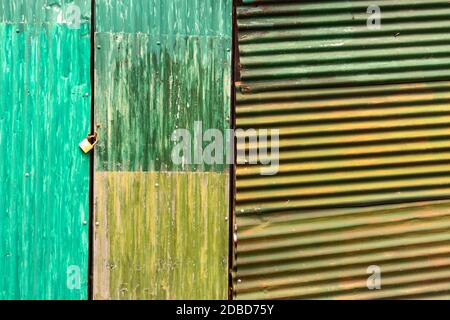 Grüne und gelbe Wellblech als Tür Stockfoto