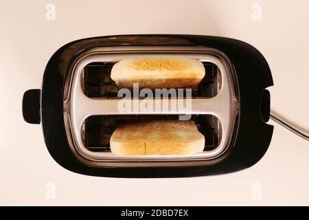 Nahaufnahme des Toasters mit zwei Scheiben Toast Stockfoto