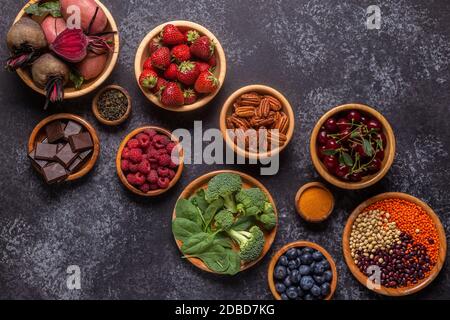 Gesunde Lebensmittel mit hohen Antioxidantien, Ansicht von oben. Stockfoto