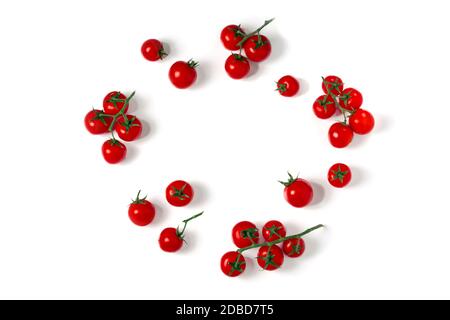 Layout aus Kirschtomaten auf weißem Hintergrund. Flach liegend. Food-Konzept. Stockfoto