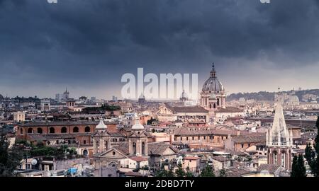 Blick auf die Skyline Roms unter stürmischen Himmel aus Terrazza del Pincio Stockfoto