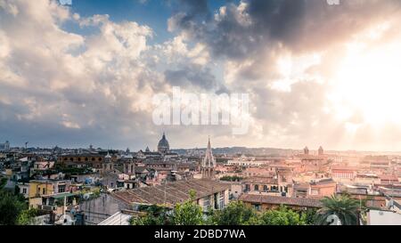 Blick auf die Skyline Roms unter stürmischen Himmel aus Terrazza del Pincio Stockfoto