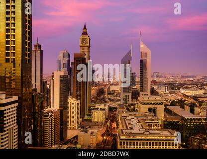 Aus der Vogelperspektive Dubai Financial District Skyline bei Sonnenuntergang Stockfoto