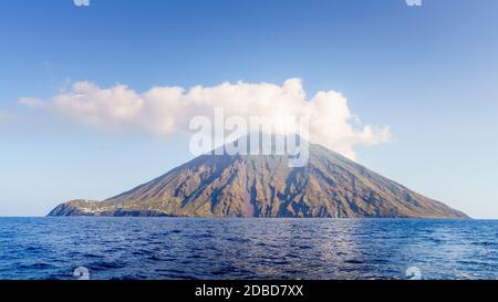 Am Meer auf die Insel Stromboli vor der Küste von Sizilien Stockfoto