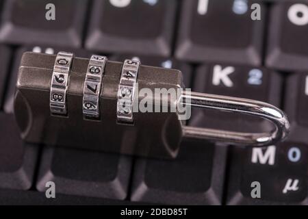 Ein Vorhängeschloss auf einer Tastatur - Symbol foto - speichern Stockfoto