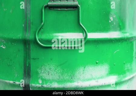 Grüne Farbe kann. MetallDose mit grüner Farbe tropft. Stockfoto