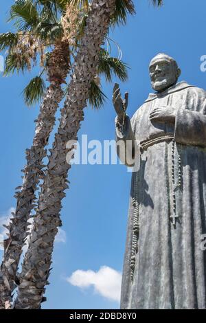 Statue des Heiligen Vaters Pio auf Himmel Hintergrund. Ideal für Konzepte oder Veranstaltungen. Stockfoto