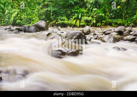 Berühmte Cascade aux ecrevisses auf der Route de la Traversee in Basse-Terre, Guadeloupe Stockfoto