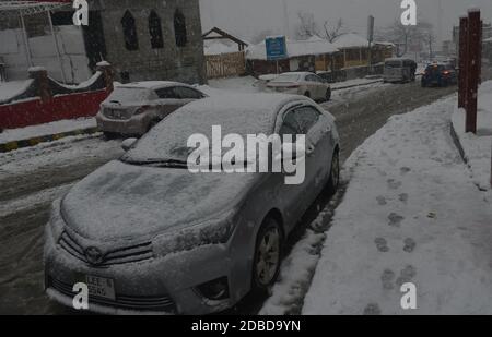 Eine attraktive schöne faszinierende Aussicht auf den schweren Schneefall und Touristen genießen auf den Straßen von Kaghan nach Naran, wie die Region am Montag erhielt den ersten Schneefall der Saison inmitten der Sorgen der Bewohner über die frühe Rückkehr des Winters in Naran eine mittelgroße Stadt im oberen Kaghan Valley in Mansehra District of Khyber Pakhtunkhwa Provinz von Pakistan on November 16, 2020.Naran ist eine mittelgroße Stadt im oberen Kaghan Valley in Mansehra District von Khyber Pakhtunkhwa Provinz von Pakistan. Es liegt 119 Kilometer (74 Meilen) von Mansehra Stadt in der Höhe von 2,409 Metern (7,904 ft Stockfoto