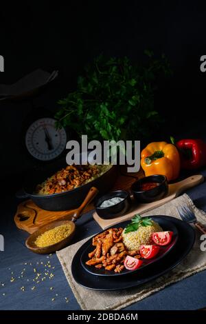 Bulgur with Gebratenem fleisch and joghurtsoße Stockfoto