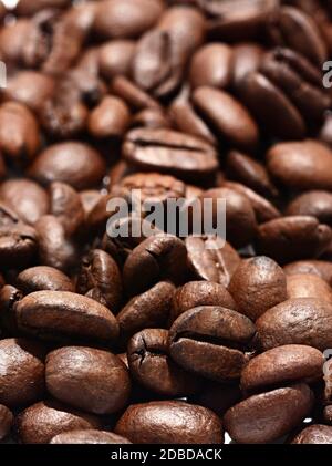 Geröstete Kaffeebohnen im Vollformat Hintergrund. Makroaufnahme von Kaffeebohnen mit sichtbarer Textur. Stockfoto