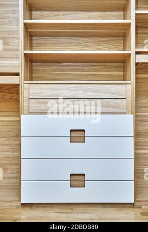 Interne Details der Holzgarderobe. Moderne Holzgarderobe mit flachen Finger ziehen Schranktüren. Eiche furniert Sperrholz Schränke mit hellgrau pa Stockfoto