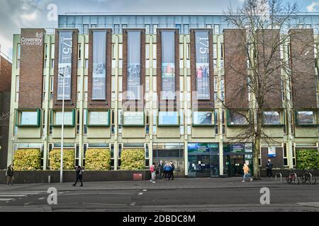 Studenten stehen vor dem Richard Crossman Gebäude, in dem die Fakultät für Gesundheit und Lebenswissenschaften (Psychologie, Kriminologie und Sozialwissenschaften) untergebracht ist Stockfoto