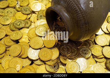 Goldmünze im Schatz alter Tontopf auf einem Stapel Von Goldmünzen Stockfoto