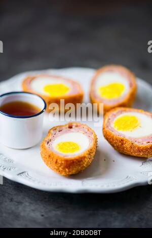 Nahaufnahme des rustikalen traditionellen englischen Komfort Pub Food Scotch Ei Stockfoto