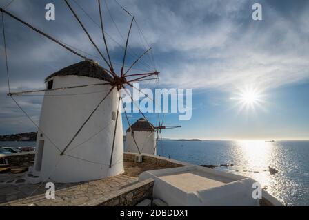 Malerische Aussicht auf die berühmten Windmühlen von Mykonos. Traditionelle griechische Windmühlen auf Mykonos Insel bei Sonnenuntergang, Kykladen, Griechenland. Gehen mit Standhaftigkeit. Stockfoto