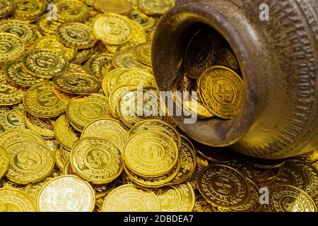 Goldmünze im Schatz alter Tontopf auf einem Stapel Von Goldmünzen Stockfoto