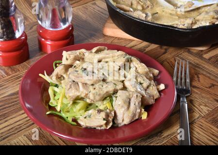 Ein Teller mit Huhn Stroganoff auf Zucchini Nudeln Stockfoto