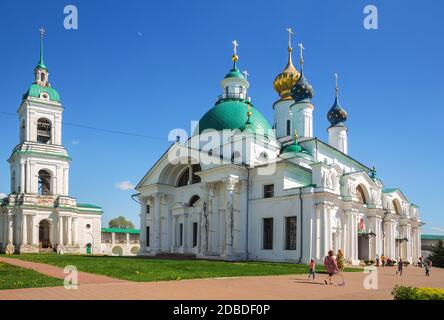 ROSTOW, RUSSLAND - 11. MAI 2019: Die Menschen betrachten den architektonischen Komplex des Klosters Spaso-Jakowlewski in Rostow dem Großen. Jaroslawl Region, Gold Stockfoto