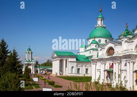 ROSTOW, RUSSLAND - 11. MAI 2019: Die Menschen besuchen das Spaso-Jakowlewski Kloster in Rostow dem Großen. Jaroslawl Region, Goldener Ring von Russland Stockfoto