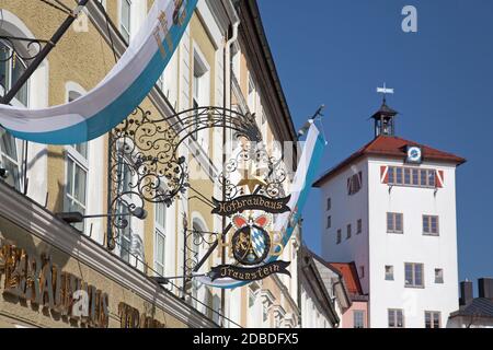 Geographie / Reisen, Deutschland, Bayern, Traunstein, Häuser am Stadtplatz Traunstein mit Jacklturm, Additional-Rights-Clearance-Info-not-available Stockfoto