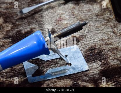 Heißer Lötkolben auf einem Metallständer. Radio Master Tools. Stockfoto