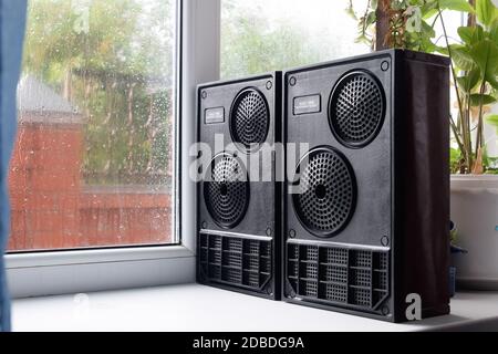 Krasnodar, Russland - 11. April 2020: Vintage-Lautsprecher am Fenster. Säulenlautsprecher 15AS-208. Klassische sowjetische Bücherregal Akustik. Stockfoto