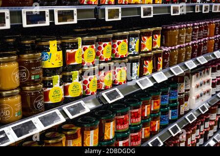 Saint- Laurent- Du- Var, Frankreich 12.11.2020 Bio-Abteilung im Laden. Verschiedene Arten von Marmelade und Konfitur. Selektiver Fokus. Stockfoto