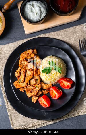 Bulgur with Gebratenem fleisch and joghurtsoße Stockfoto