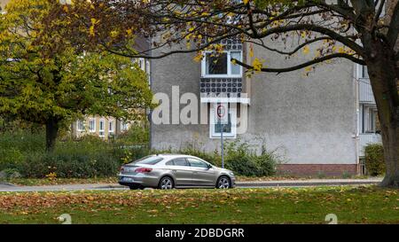 Volkswagen Hauptsitz und Hauptautowerk befindet sich in Wolfsburg, Deutschland. Die meisten der Autos in der Stadt geparkt sind verschiedene Modelle von Volkswagen. Stockfoto