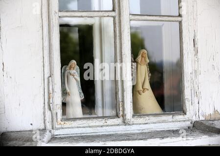 Engelsstatue im alten Fenster Stockfoto