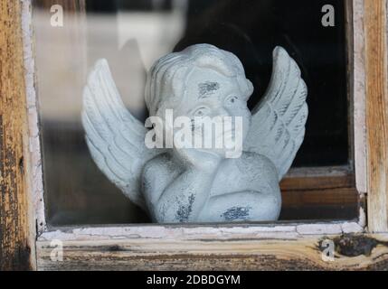 Engelsstatue im alten Fenster Stockfoto