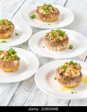 Gefüllte Pilzkappen mit Frischkäse, Semmelbröseln und Parmesan Stockfoto