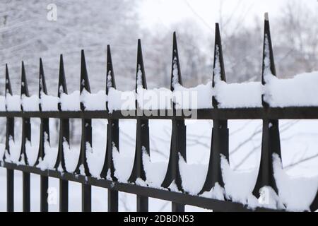 Metall Gusseisen Zaun unter dem Schnee. Stockfoto