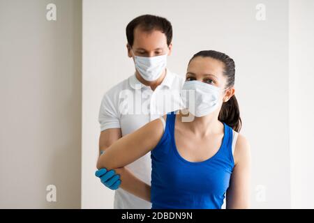 Physio Therapie Physiotherapie Physiotherapeut In Gesichtsmaske Stockfoto