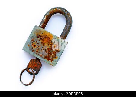 Altes rostig Schloss und Schlüssel auf weißem Hintergrund. Kopierbereich Stockfoto