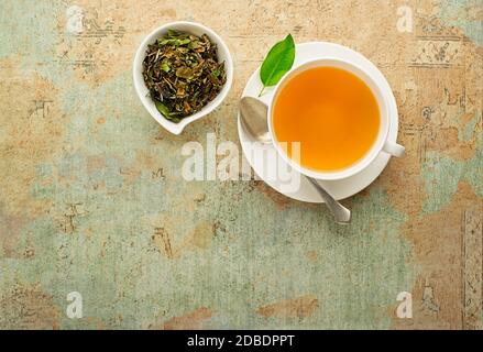 Tee Tasse mit grünem Tee Blatt. Gesundes Konzept Stockfoto