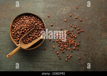 Geröstete Kaffeebohnen auf dunklem Tisch. Kopieren Sie Platz für Ihren Konzepttext Stockfoto