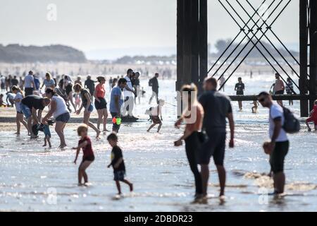 Weston-super-Mare, Großbritannien. September 2020. Tausende von Tagesausflüglern besuchen Weston-super-Mare, um das warme Wochenende einen Tag vor der Absperrung zu genießen Stockfoto