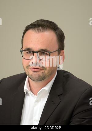 Potsdam, Deutschland. November 2020. Jan Redmann, Fraktionschef der CDU, spricht im Rahmen einer gemeinsamen Pressekonferenz mit den Fraktionsvorsitzenden der SPD und des Bündnisses 90/die Grüne. Die Politiker haben nach einem Jahr Regierungskoalition Bilanz über ihre gemeinsame Arbeit ziehen können - die Frist ist 20.11.2020. Quelle: Soeren Stache/dpa-Zentralbild/ZB/dpa/Alamy Live News Stockfoto