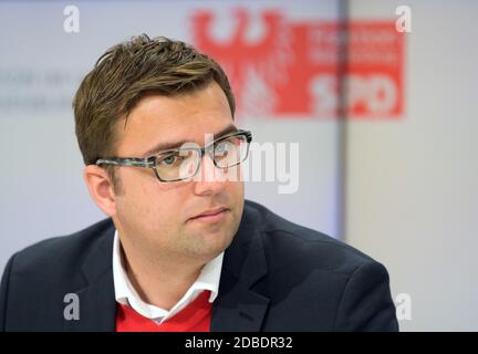 Potsdam, Deutschland. November 2020. Erik Stohn, Vorsitzender der SPD-Bundestagsfraktion, bei einer gemeinsamen Pressekonferenz mit den Fraktionsvorsitzenden der CDU und Bündnis 90/die Grünen haben die Politiker nach einem Jahr Regierungskoalition Bilanz über ihre gemeinsame Arbeit ziehen lassen - Termin ist 20.11.2020. Quelle: Soeren Stache/dpa-Zentralbild/ZB/dpa/Alamy Live News Stockfoto