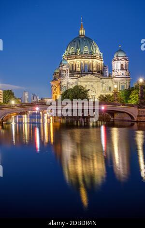 Der Berliner Dom mit der Spree bei Nacht Stockfoto