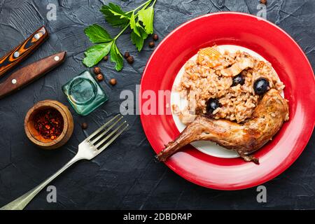 Appetitlich Pilaf mit geschmorten Kaninchen.Risotto mit einem Hasen. Stockfoto