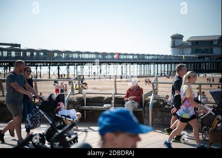 Weston-super-Mare, Großbritannien. September 2020. Tausende von Tagesausflüglern besuchen Weston-super-Mare, um das warme Wochenende einen Tag vor der Absperrung zu genießen Stockfoto