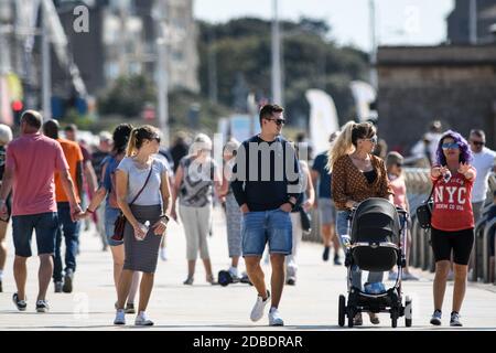 Weston-super-Mare, Großbritannien. September 2020. Tausende von Tagesausflüglern besuchen Weston-super-Mare, um das warme Wochenende einen Tag vor der Absperrung zu genießen Stockfoto