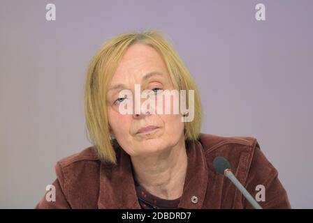 Potsdam, Deutschland. November 2020. Petra Budke, Fraktionsvorsitzende Bündnis90/die Grünen, spricht bei einer gemeinsamen Pressekonferenz mit den Fraktionsvorsitzenden der SPD und der CDU. Die Politiker haben nach einem Jahr Regierungskoalition Bilanz über ihre gemeinsame Arbeit ziehen können - die Frist ist 20.11.2020. Quelle: Soeren Stache/dpa-Zentralbild/ZB/dpa/Alamy Live News Stockfoto