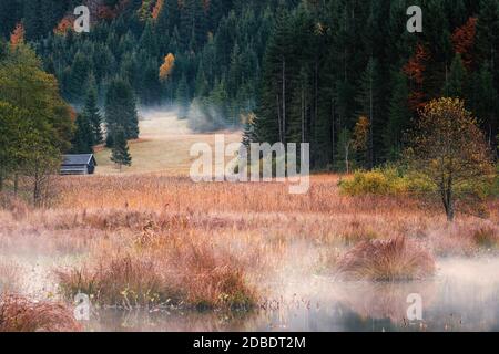 Nebliger Morgen am Geroldsee bei Garmisch-Partenkirchen, Bayern, Deutschland. Stockfoto