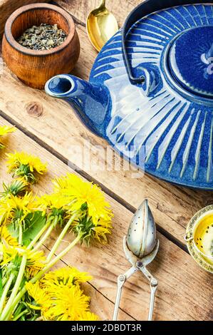 Duftender Kräutertee aus blühendem Löwenzahn.Blumentee Stockfoto