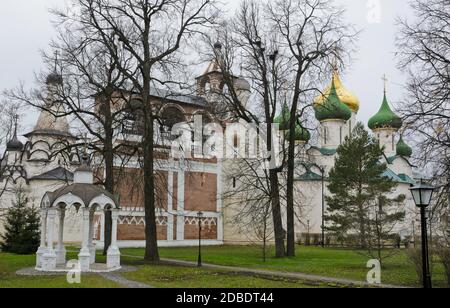 Kloster des Heiligen Euthymius in Susdal, Russland. Verklärung Kathedrale und Glockenturm. Stockfoto