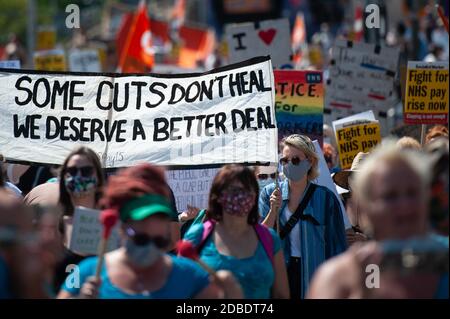 Bristol, Großbritannien. August 2020. Hunderte von NHS-Mitarbeitern, Hilfskräfte und Well Wisher versammeln sich in Bristol, um an einer Nurses United Demonstration teilzunehmen Stockfoto